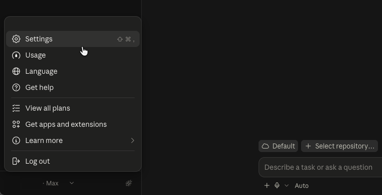claude.ai の左下にある自分の名前をクリックすると、Settings や Usage を含むメニューが開く(実画面・メールアドレスと名前は伏せています)