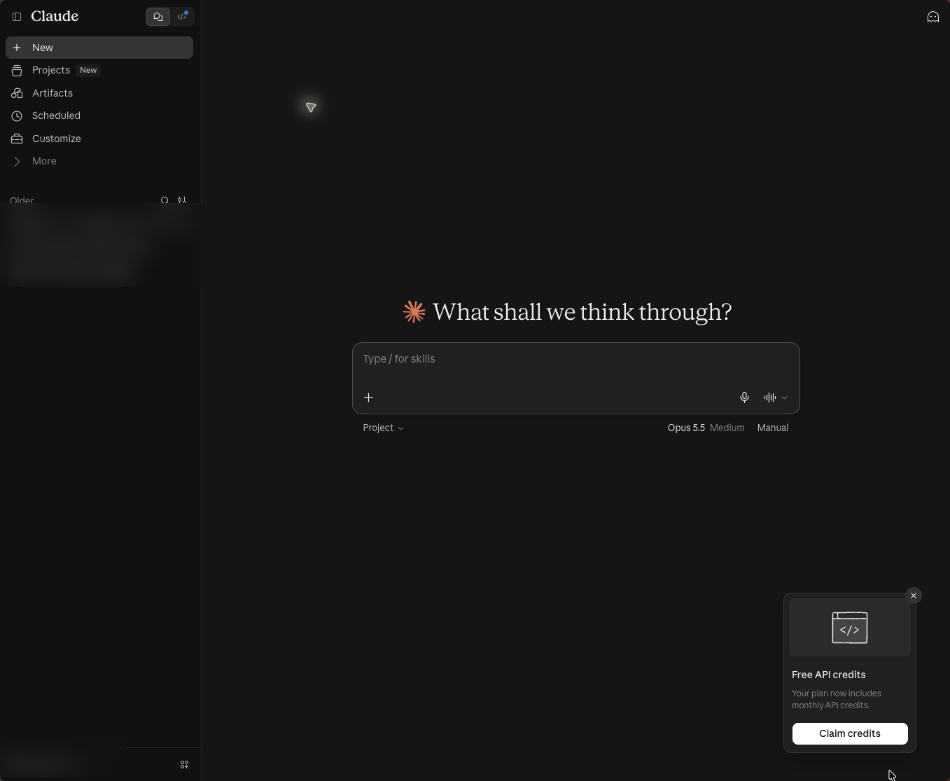 claude.ai のホーム画面の右下に出た「Free API credits」の通知。「Your plan now includes monthly API credits.」の文と「Claim credits」ボタンがある（実画面・英語表示・会話の履歴と名前はぼかしています）