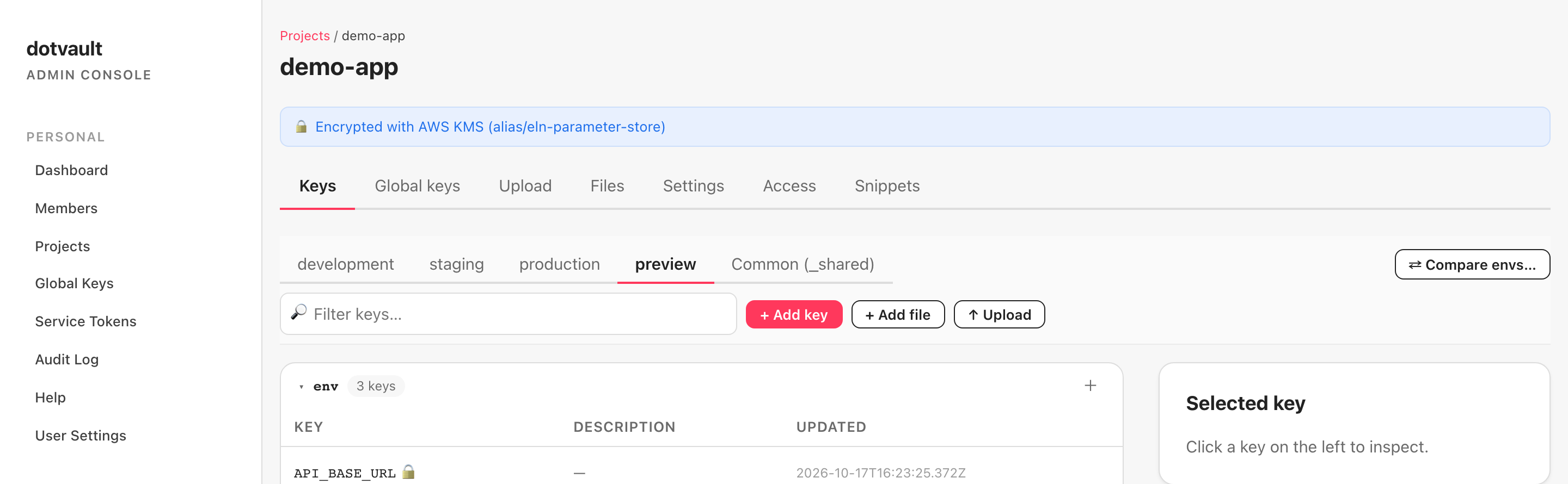 demo-app の Keys タブ（英語 UI）。環境の切り替えに development・staging・production・preview・Common (_shared) の 5 つが並び、preview が選ばれている。一覧には API_BASE_URL・DATABASE_URL・SMTP_PASSWORD の 3 行。右側は Selected key の空状態。