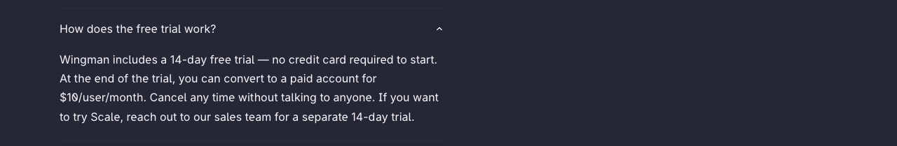 StackHawk の料金ページのよくある質問。Wingman には 14 日間の無料お試しがあり、始めるのにクレジットカードは要らない。お試しが終わると、1 人あたり月 10 ドルの有料の契約に切り替えられる、と書かれている。2026-10-23 撮影。